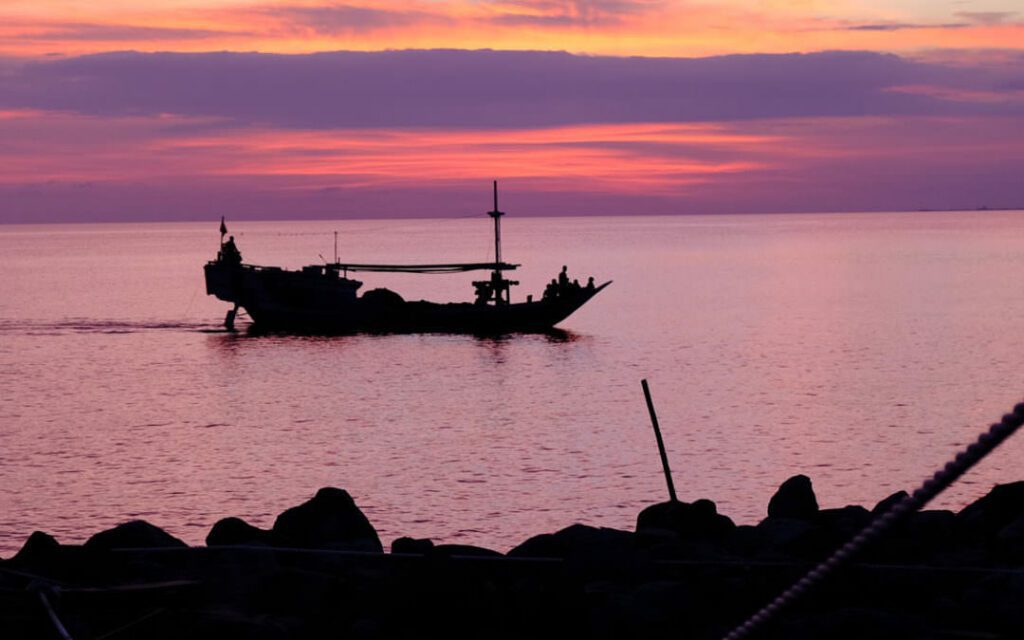 Enjoy the sunset of Banda sea on Jakare Liveaboard.